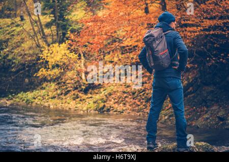 Temps d'automne Randonnée Forêt colorée. Feuillage de l'automne de la randonnée. Les hommes de race blanche dans la trentaine en profitant de la vue. Banque D'Images
