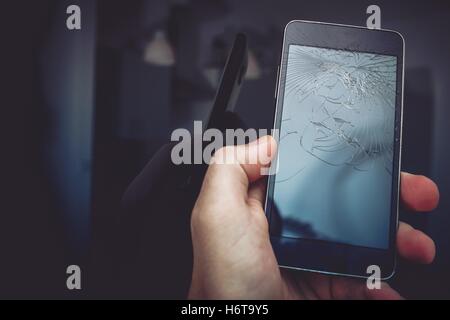 Smartphone cassé appareil mobile. Broken écran du téléphone mobile. Banque D'Images