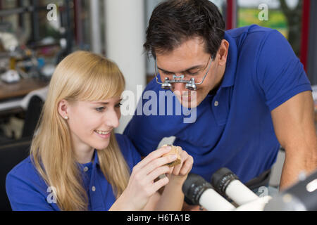 Laboratoire de production dentiste dentisterie odontologie prothèse jagged médecin infirmier médecin praticien médical femme Banque D'Images