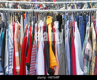 Vêtements au marché aux puces Banque D'Images