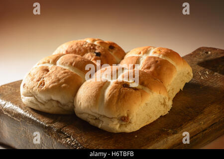 Allumé de manière créative les brioches sur planche de bois rustique Banque D'Images