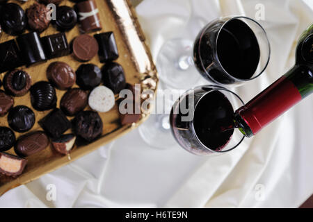 Restaurant La vie toujours présent tumbler calice en verre verre alimentaire aliment sucré bavoirs potable brunâtre brun isolé brunette Banque D'Images