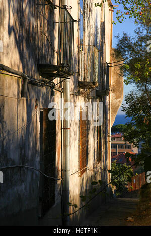 Billet, soir, ombre, maison, édifice, mur, forme, silhouette, album, toit, motif, photo, rétro, scape, ferraille. Banque D'Images