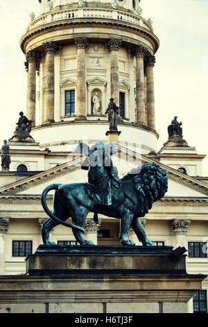 Vue rapprochée de la statue, la cathédrale française est en arrière-plan à Berlin. Color image filtrée. Banque D'Images