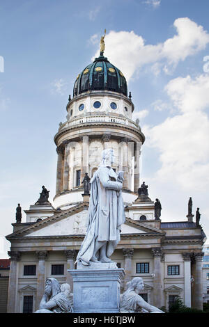 Vue rapprochée de la statue de Schiller, cathédrale française est en arrière-plan à Berlin. Banque D'Images