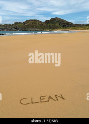 Le mot 'propre' écrit en sable doré de télécommande et parfaitement propre Kiloran bay beach, Colonsay, Ecosse, Royaume-Uni. Banque D'Images