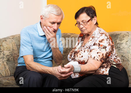 Homme Femme Homme personnes personnes folklorique de l'être humain à des fins médicinales santé moderne modernité médical masculin Masculin Banque D'Images