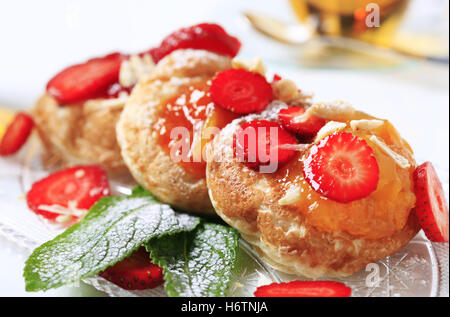 Tasse de thé orange confiture de fraises Fruits gros plan biscuits cookies abricot gelée purée dessert crêpes personne préserver frais collation Banque D'Images