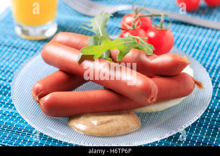 Calice en verre bleu tumbler aliment alimentaire closeup condiment sauce moutarde plat plaque jus Repas Déjeuner Dîner Souper personne bouillie Banque D'Images