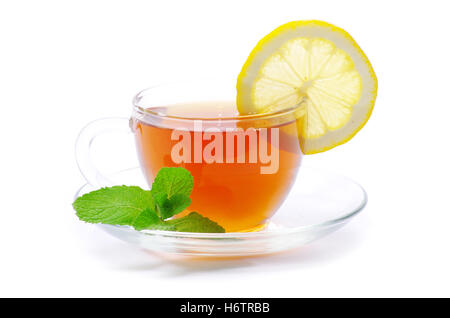 Calice en verre tasse tumbler aliment alimentaire orange thé feuille unique objet à l'intérieur de boire de l'alcool liquide bavoirs fruits verts isolés Banque D'Images