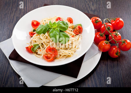 Spaghetti à la sauce tomate végétarienne Banque D'Images