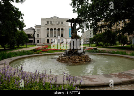 Fontaine en face de l'opéra national de Lettonie à Riga Banque D'Images