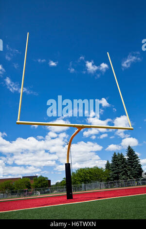 Sport sports bleu objectif cloud gate passage archgway verticale du bras de notation lointain firmament sky meadow pelouse green Banque D'Images