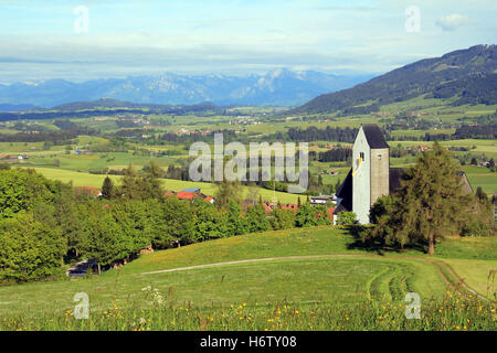 Alpes montagnes église bavière printemps land immo terrain communauté meadow village market town sign bleu de belle Banque D'Images