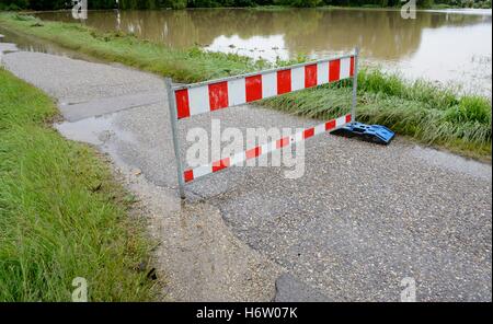 Danger signal signe d'urgence inondations environnement boisé humide de signalisation des dommages causés par la catastrophe climatique dommages Inconvénients Banque D'Images