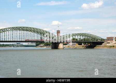 Train locomotive ferroviaire Matériel roulant moteur véhicule moyen de transport voyage tour pont rhin été summerly cologne Banque D'Images