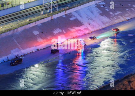 Los Angeles river belle vue du coucher de soleil avec voiture de police ci-dessous Banque D'Images