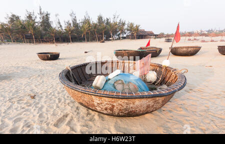 Coracles de pêche sur la plage de An Bang près de Hoi An, Vietnam Banque D'Images