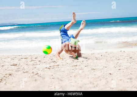 Young man dans le saut en volleyball de plage Banque D'Images