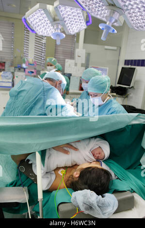 La naissance de l'accouchement accouchement maman Ma maman mère livraison patient chirurgien opération mères naissance accouchement par césarienne Banque D'Images