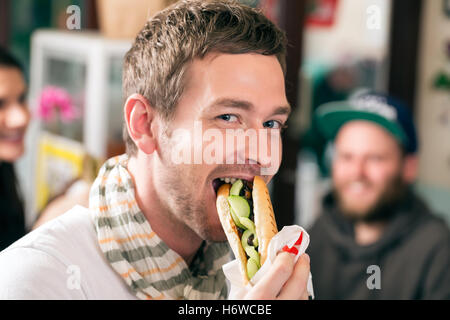 Restauration rapide snack à emporter insalubres stand saucisse à hot dog les humains les êtres humains personnes personnes les droits de l'être humain folklorique Banque D'Images