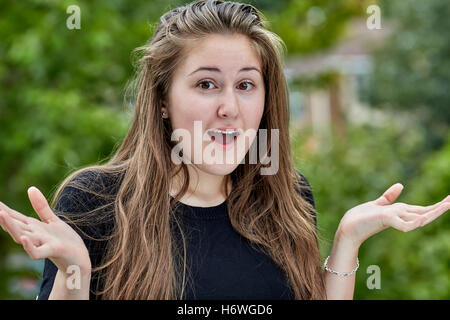 Head shot of a young girl avec une expression surprise Banque D'Images