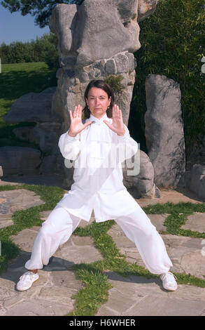 Femme, 40s tôt, faire du Tai Chi dans un jardin chinois à Berlin Banque D'Images