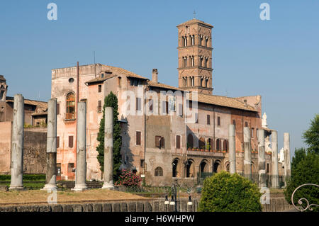 Église de Santa Francesca Romana et le Temple de Vénus et de Roms dans le Forum Romain, Rome, Italie, Europe Banque D'Images