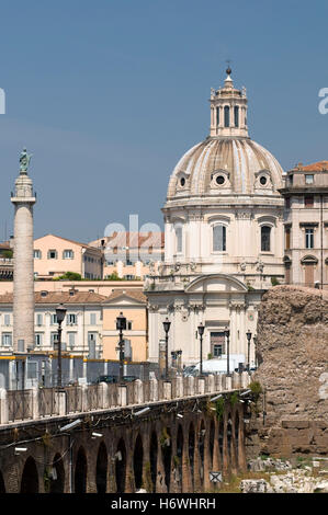 Forums Impériaux avec l'Église Santissimo Nome di Maria, l'Église du Très Saint Nom de Marie, Rome, Italie, Europe Banque D'Images