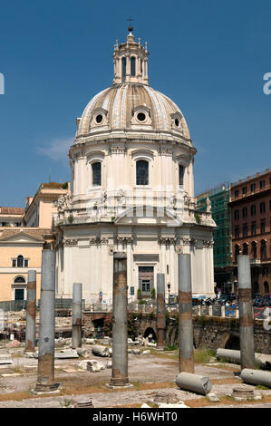 Forums Impériaux avec l'Église Santissimo Nome di Maria, l'Église du Très Saint Nom de Marie, Rome, Italie, Europe Banque D'Images