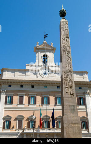 Obélisque et Palazzo di Montecitorio Palace dans la Piazza di Montecitorio square, Rome, Italie, Europe Banque D'Images