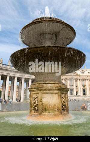 Fontaine à la place Saint Pierre, la Basilique San Pietro in Vaticano, Cité du Vatican, Rome, Italie, Europe Banque D'Images