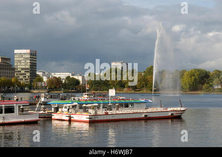 Bateau sur le lac Inner Alster au quai Jungfernstieg, Hambourg Banque D'Images