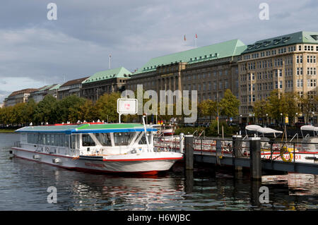 Bateau sur le lac Inner Alster au quai Jungfernstieg, Hambourg Banque D'Images