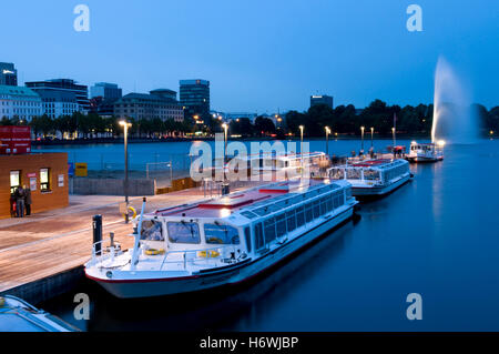 Navires sur le quai Jungfernstieg du lac Inner Alster, Hamburg Banque D'Images