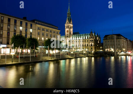 Hôtel de ville de nuit sur le canal Alster, Hamburg Banque D'Images