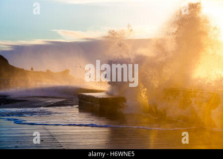 L'écrasement par la force des vagues sur la jetée de Mornington et brise-lames au coucher du soleil. Melbourne, Australie Banque D'Images