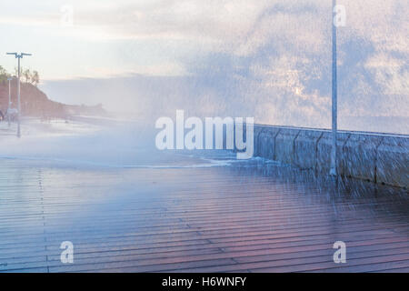 Grosse vague se brise sur pier créant de grandes éclaboussures au coucher du soleil. Melbourne, Australie Banque D'Images