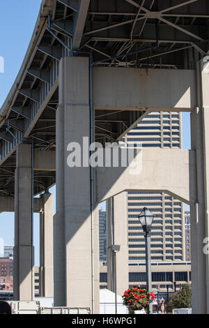 L'autoroute surélevée dans le centre-ville de Buffalo, New York Banque D'Images