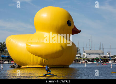 Canard en caoutchouc gonflables géants sur l'eau, Buffalo New York waterfront port. Banque D'Images