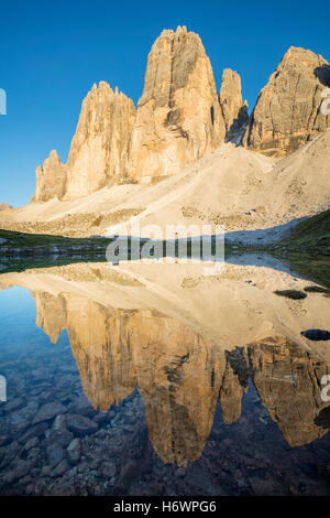 Réflexion du soir de Tre Cime di Lavaredo, Dolomites de Sexten, Tyrol du Sud, Italie. Banque D'Images