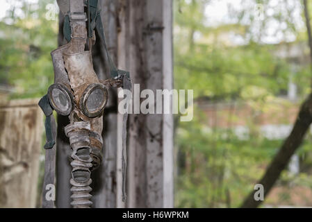 Masque à gaz à l'école abandonnée,Tchernobyl Banque D'Images