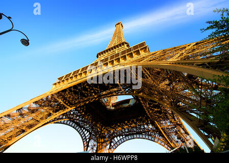 Vue sur la Tour Eiffel et le ciel à Paris, France Banque D'Images