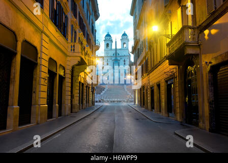 Escalier Espagnol célèbre et rue romaine le matin, Italie Banque D'Images