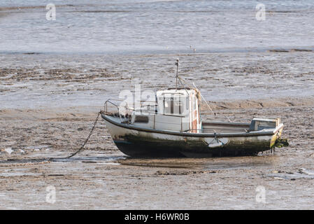 Un bateau de pêche amarré sur l'estuaire de la Tamise Banque D'Images