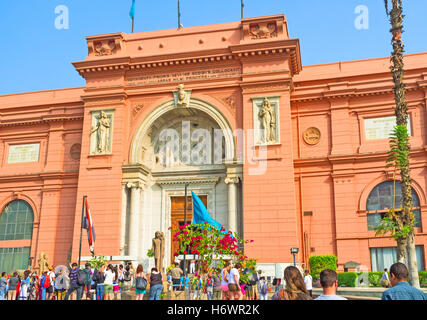 Les nombreux touristes d'attendre à côté de l'entrée principale pour l'ouverture de Musée Égyptien Banque D'Images