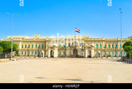 Le Palais Abdine est le musée d'état et le lieu de travail du Président de l'Égypte, situé sur El-Gomhoreya Square, Le Caire. Banque D'Images