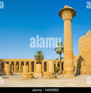 La grande cour du temple de Karnak dispose de nombreux types de colonnes et les lignes de la Ram dirigé Sphinx, Louxor, Egypte. Banque D'Images