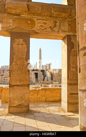 Les anciens hiéroglyphes et tableaux ornent l'intérieur du Festival Temple de Thoutmosis III, temple de Karnak, Louxor Banque D'Images