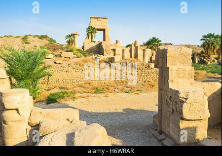 Les ruines de l'Est de Temple de Ramsès II, et préservé Nectanebo Portail, Temple de Karnak, Louxor, Egypte. Banque D'Images